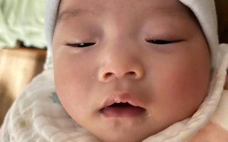 新生儿睡觉时眼睛总是半睁半闭，是正常现象还是健康隐患？