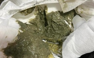 新生儿宝宝大便有点绿是消化不良还是其他原因？