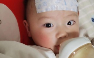 新生儿发烧38.5℃必须立即吃药吗？物理降温怎么做才有效？