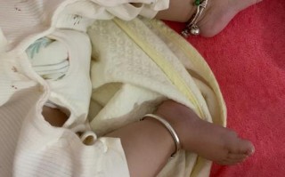 新生儿不睡觉手脚乱蹬是缺钙还是惊吓？