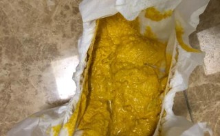 新生儿拉的粑粑有点稀，是正常现象还是消化不良的信号？