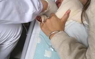 新生儿吸痰视频为何引发争议？操作是否规范会对宝宝造成伤害吗？