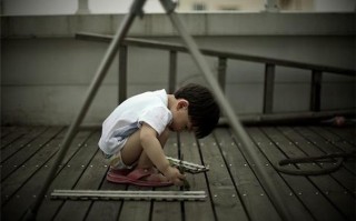 儿童内向胆小不爱说话，是天性使然还是需要引导干预？