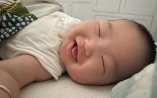 新生儿睡笑是梦还是反应？