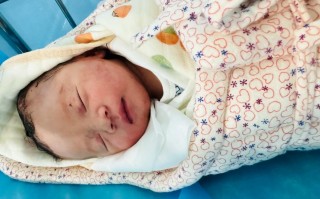 新生儿平躺时肚子歪斜是正常生理现象还是需要警惕的健康问题？