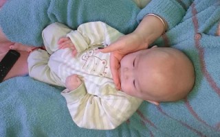 十几天新生儿不爱睡觉，是正常生理现象还是健康信号？