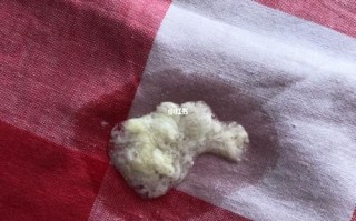 新生儿吐豆腐渣样物是消化问题还是感染信号？