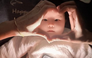 用闪光灯给新生儿拍照真的安全吗？会对宝宝眼睛造成伤害吗？