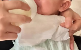 新生儿不哭不闹吃得少是乖巧还是健康异常信号？