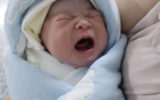 新生儿刚出生就有眼泪，是正常生理现象还是健康预警信号？