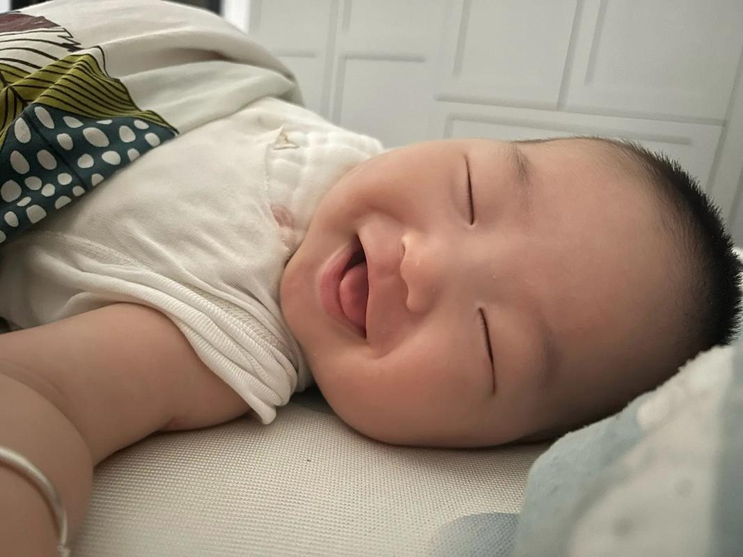 新生儿睡笑是梦还是反应？-第1张图片-郑州医学网