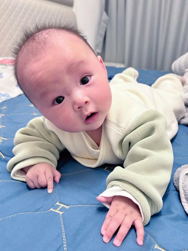 15天新生儿能练抬头吗？过早抬头会不会影响宝宝颈椎发育？-第3张图片-郑州医学网