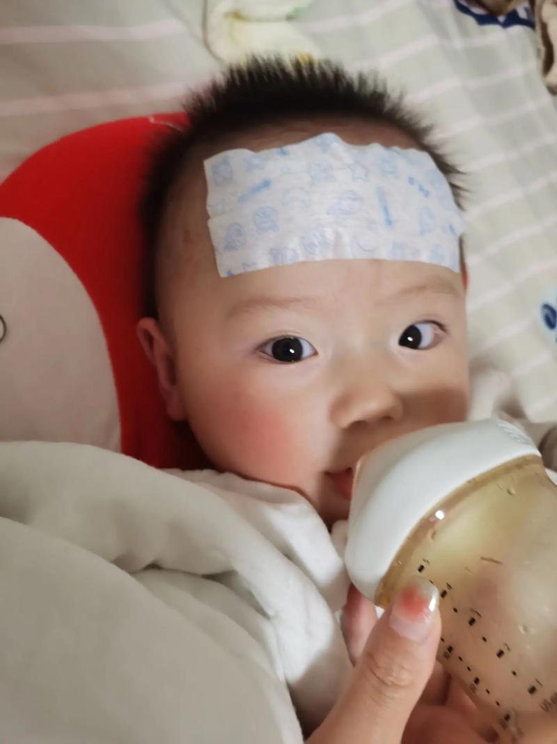 新生儿发烧38.5℃必须立即吃药吗？物理降温怎么做才有效？-第1张图片-郑州医学网
