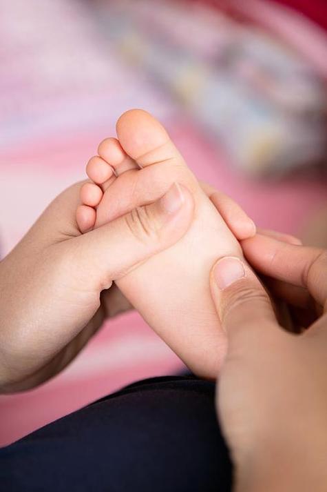 新生儿脚底板按摩能做吗？这样做对宝宝发育真的有帮助吗？-第3张图片-郑州医学网