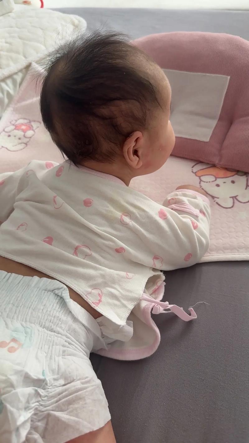 新生儿40天不会抬头是发育迟缓还是正常现象？需要干预吗？-第1张图片-郑州医学网