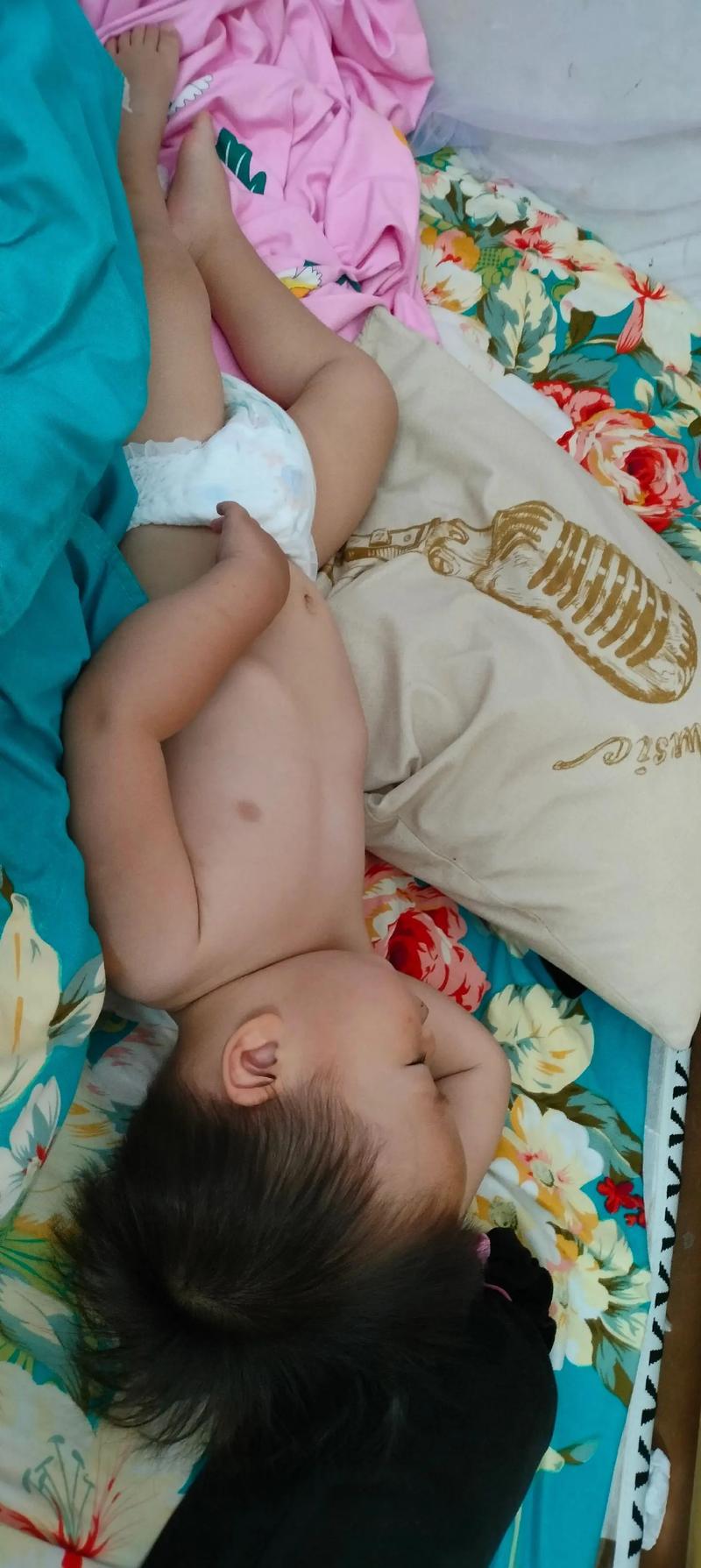 新生儿宝宝总踢被子不爱盖，是热了还是不舒服？家长该怎么科学应对？-第1张图片-郑州医学网