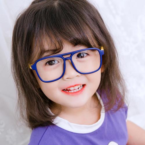 儿童戴防蓝光眼镜真的能护眼吗？是否存在过度营销或潜在风险？-第1张图片-郑州医学网