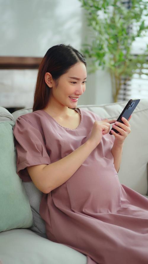 怀孕期间玩手机真的安全吗？会对胎儿产生哪些潜在影响？-第1张图片-郑州医学网