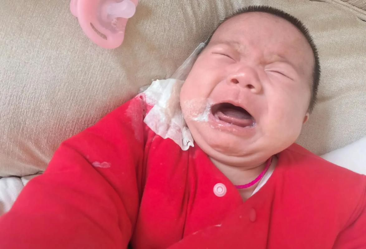 新生儿吐豆腐渣样物是消化问题还是感染信号?-第3张图片-郑州医学网 新生儿吐豆腐渣样物是消化问题还是感染信号?-第3张图片-郑州医学网