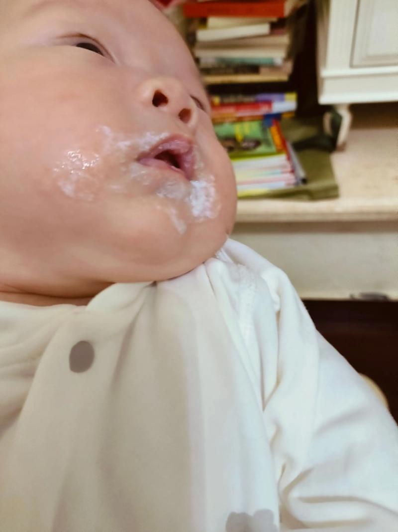 新生儿一天干呕很多次是正常现象还是健康预警？需警惕哪些潜在问题？-第3张图片-郑州医学网