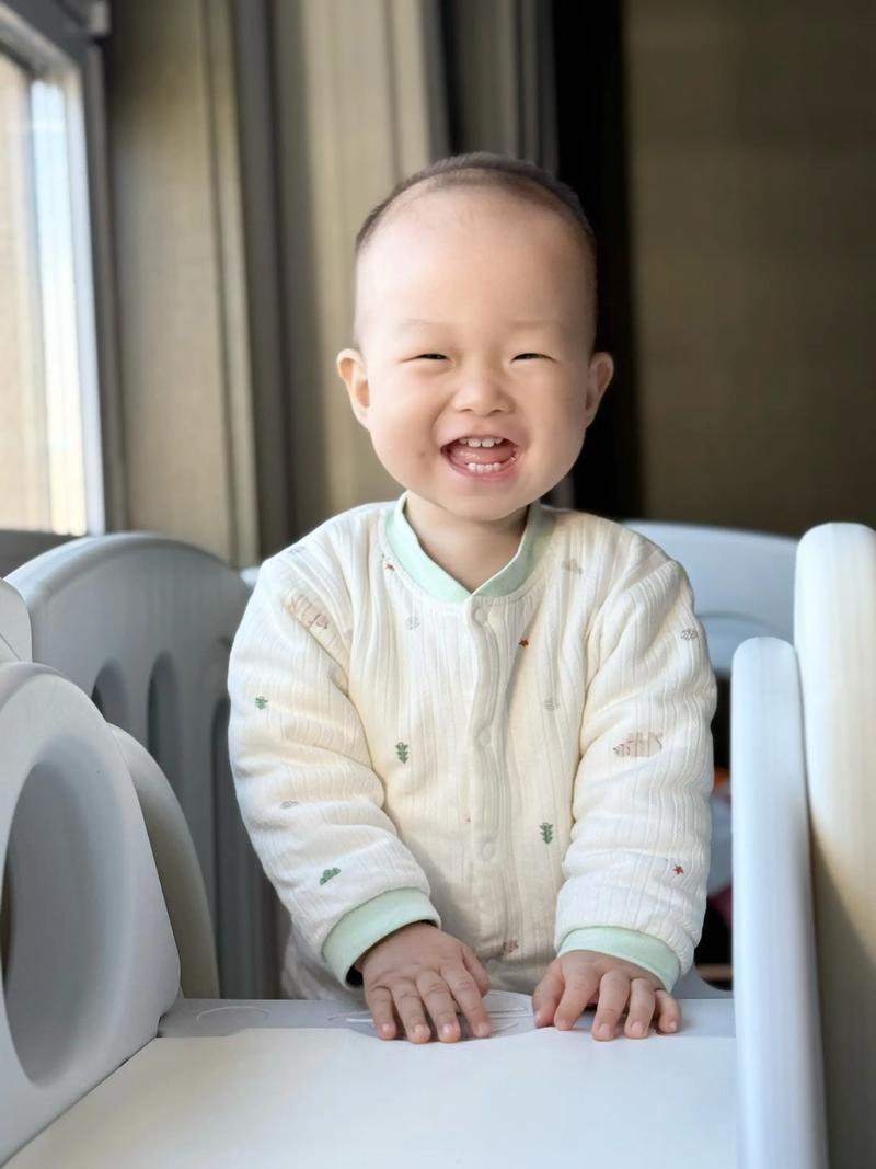 新生儿无意识微笑背后藏着哪些发育信号？-第1张图片-郑州医学网