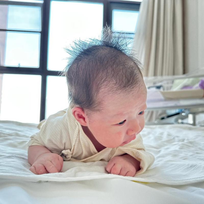 新生儿半个月抬头是发育超前还是异常信号？家长该如何科学应对？-第2张图片-郑州医学网