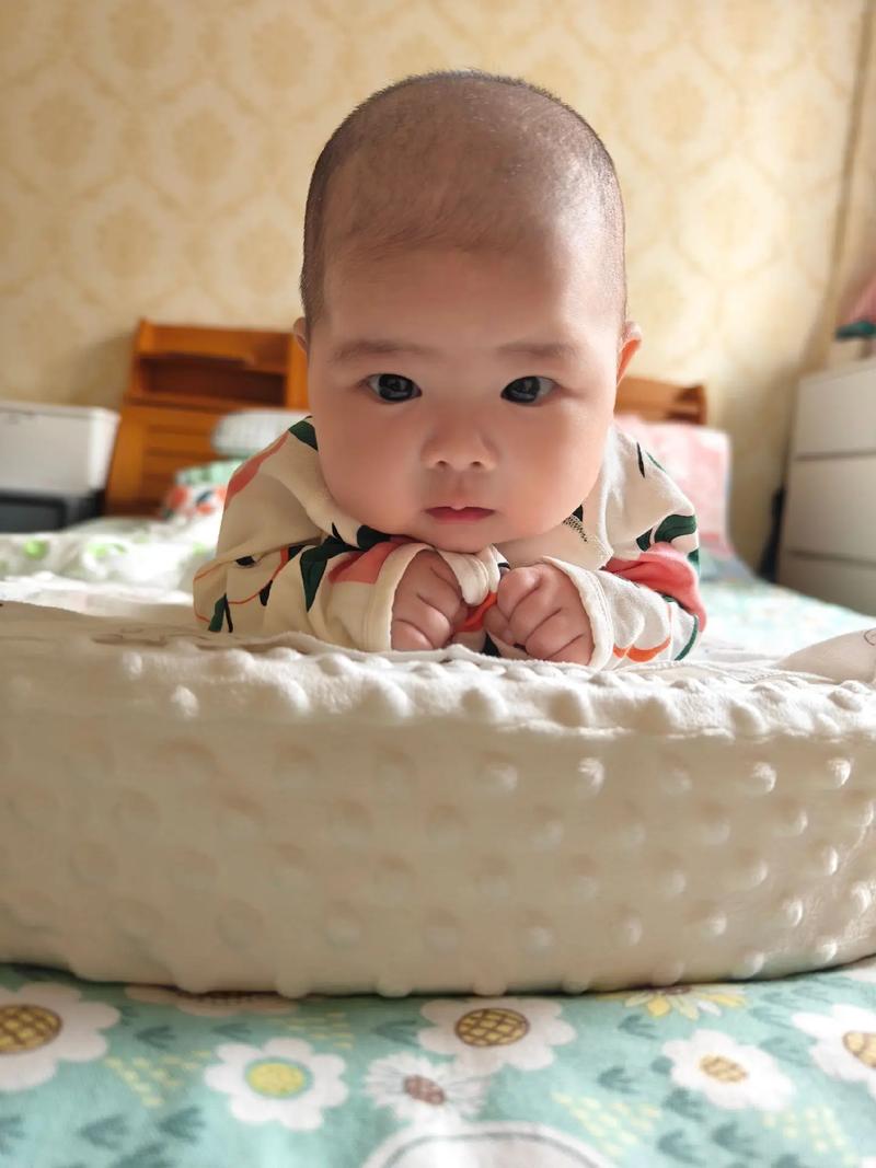 新生儿半个月抬头是发育超前还是异常信号？家长该如何科学应对？-第3张图片-郑州医学网