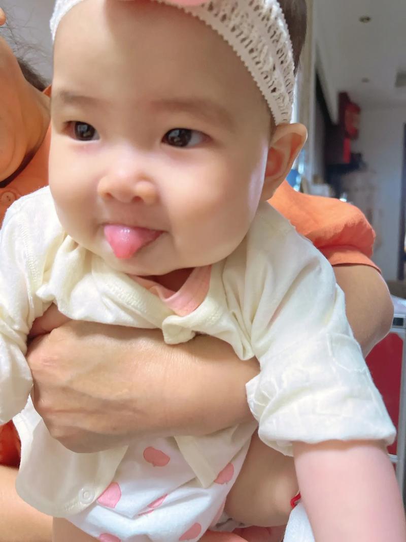 新生儿吐唾沫吐舌头是正常现象还是生病信号？家长该如何应对？-第3张图片-郑州医学网