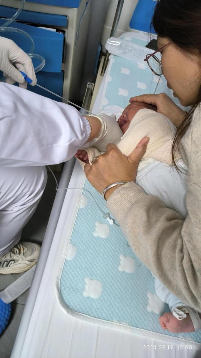 新生儿吸痰视频为何引发争议？操作是否规范会对宝宝造成伤害吗？-第1张图片-郑州医学网