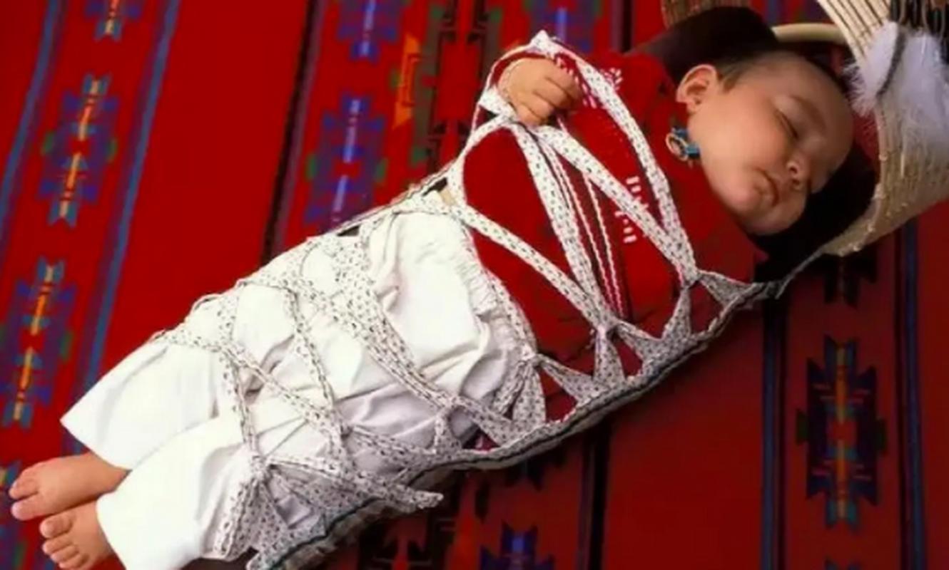 新生儿绑手脚真的有必要吗？这样做会影响发育吗？-第2张图片-郑州医学网