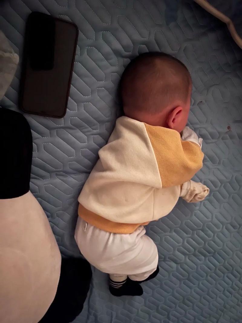 新生儿自己侧身正常吗？需要担心发育问题吗？-第1张图片-郑州医学网