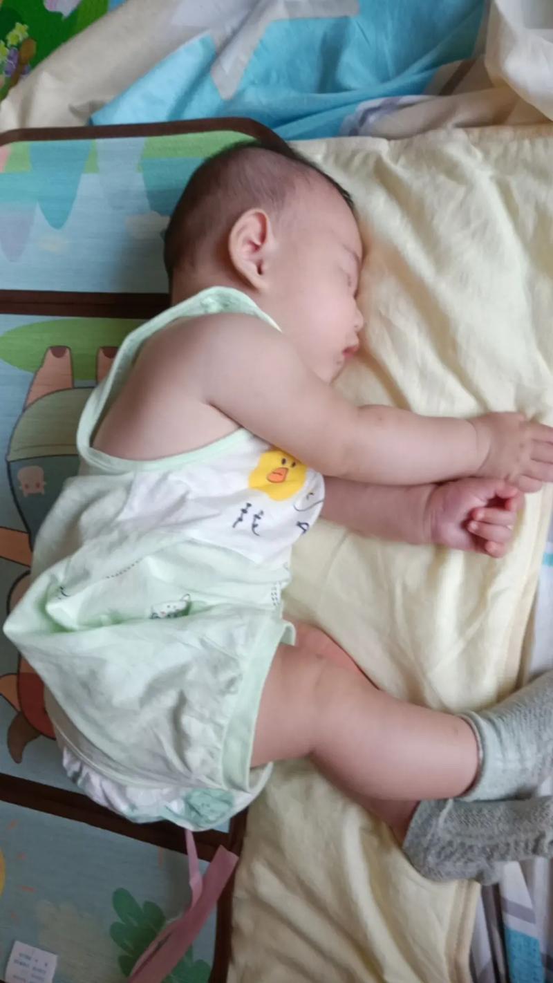 新生儿自己侧身正常吗？需要担心发育问题吗？-第3张图片-郑州医学网